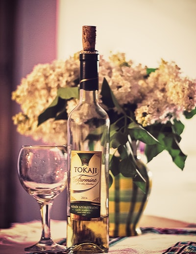 Tokaji酒瓶酒杯旁边
